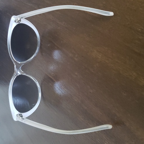 NWOT Vogue women's sunglasses with case and towel - Picture 3 of 8